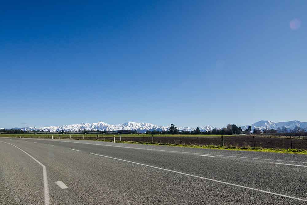 road-from-christchurch-to-queenstown-with-mountain-view 